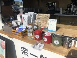 Soichiro Coffee pours coffee into your mug and prevents trash from being thrown out.